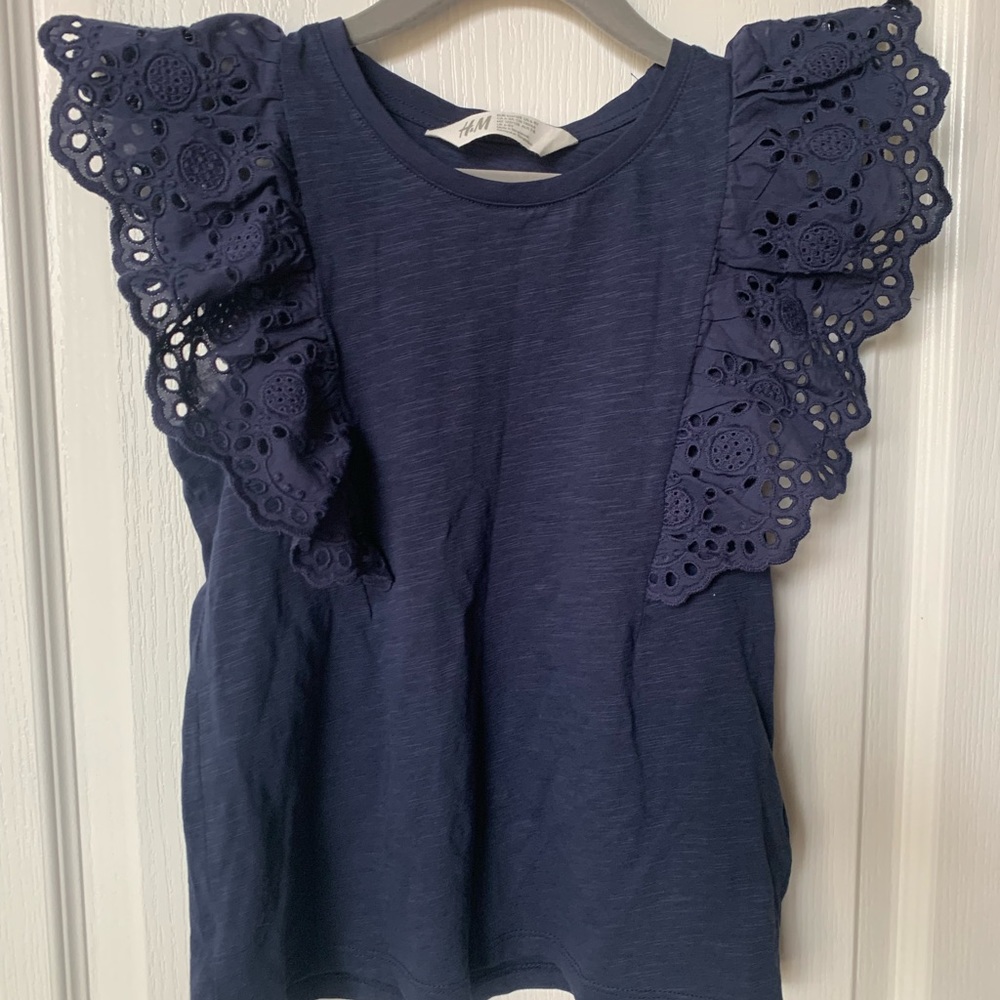 Girls ruffle sleeve H&M T-shirt size 6-8Y
